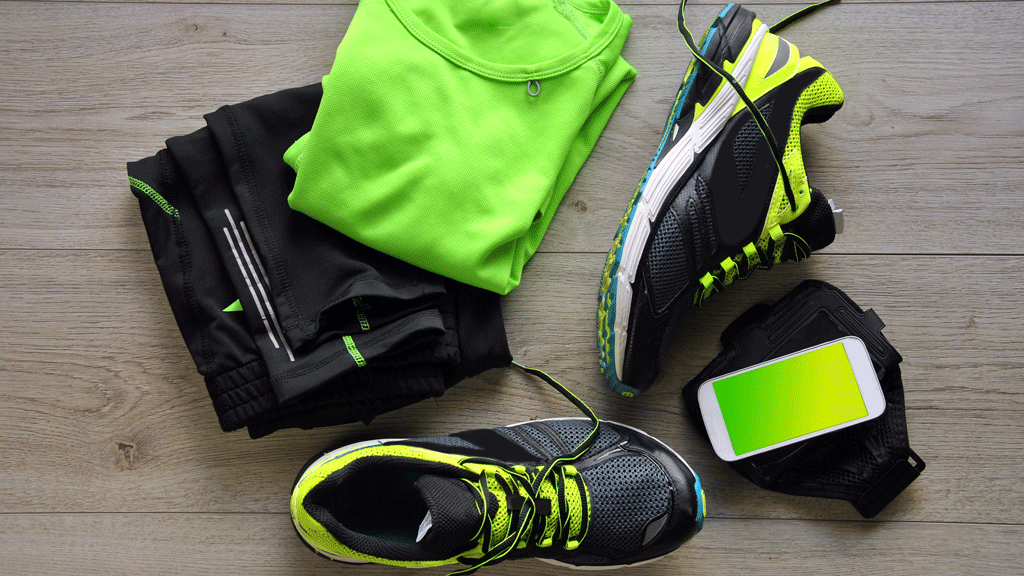 Vêtements techniques sport polyester et legging fitness disposés à plat pour comparaison